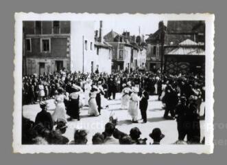 1 vue  - [Au verso:] Fête du quartier Saint-Gervais. Juillet 1946. Bal 1900 place Saint-Pierre (ouvre la visionneuse)