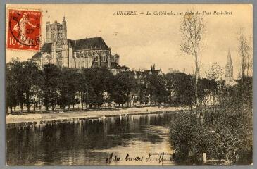 1 vue  - Auxerre. La cathédrale, vue prise du pont Paul-Bert. (ouvre la visionneuse)