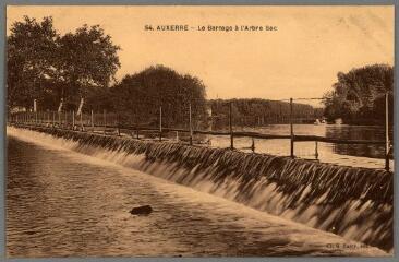 1 vue  - 54. Auxerre. Le barrage à l\'arbre sec. (ouvre la visionneuse)