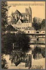 1 vue  - 93. Auxerre. La cathédrale, vue prise du bord de l\'Yonne. (ouvre la visionneuse)