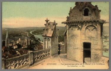 1 vue  - 16. Auxerre. Vue Panoramique prise sur le clocher de la cathédrale. La lanterne. (ouvre la visionneuse)