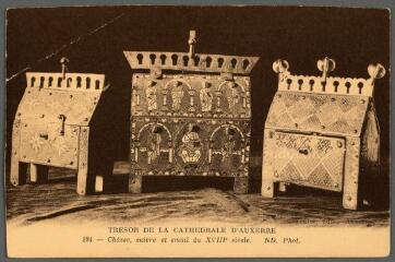 1 vue  - Trésor de la cathédrale d\'Auxerre. 224. Châsse, cuivre et émail du XVIIIe siècle. (ouvre la visionneuse)