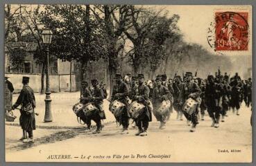 1 vue  - Auxerre. Le 4e rentre en ville par la porte Chantepinot. (ouvre la visionneuse)