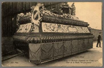 1 vue  - 15. Auxerre. Retraite Illuminée du 2 août 1908. Char de la Ruche Bourguignonne. (ouvre la visionneuse)