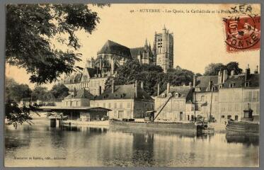 1 vue  - 42. Auxerre. Les quais, la cathédrale et la Préfecture. (ouvre la visionneuse)