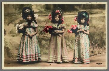 1 vue  - [Trois petites filles portant des bouquets] / Sazerax phot. / JK (ouvre la visionneuse)