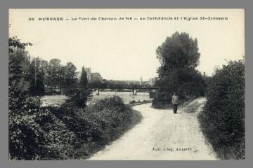 1 vue  - 36. Auxerre. Le pont du chemin de fer, la Cathédrale et l\'église Saint-Germain (ouvre la visionneuse)