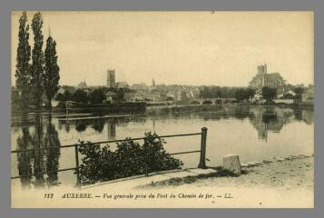 1 vue  - 112. Auxerre. Vue générale prise du pont du chemin de fer (ouvre la visionneuse)