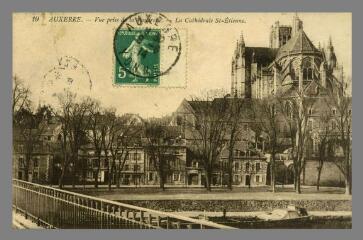 1 vue  - 19. Auxerre. Vue prise de la Passerelle, la Cathédrale St-Etienne (ouvre la visionneuse)