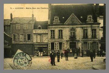 1 vue 74. Auxerre. Mairie, jour des élections
