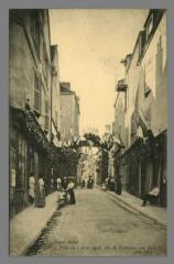 1 vue 17. Auxerre. Fête du 2 Août 1908, Arc de Triomphe, rue Joubert