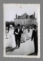 1 vue [Au verso:] Fête du quartier Saint-Gervais. Juillet 1946. Défilé sur le pont Paul-Bert