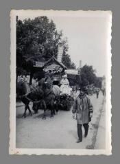 1 vue [Au verso:] Fête du quartier Saint-Gervais. Juillet 1946. Défilé boulevard Vaulabelle