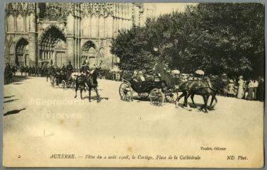 1 vue  - Auxerre – Fêtes du 2 août 1908, le Cortège, Place de la Cathédrale (ouvre la visionneuse)