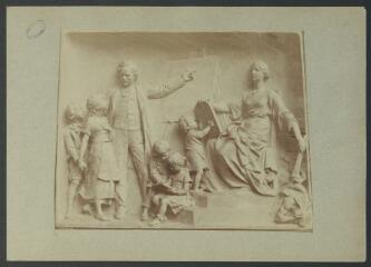 1 vue  - Reproduction d\'une photographie du plâtre ayant servi au moulage du bas-relief en bronze du socle de la statue de Paul Bert (ouvre la visionneuse)