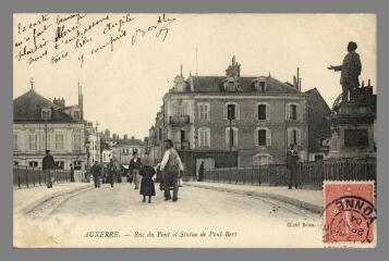 1 vue - Auxerre. Rue du pont et statue Paul Bert (ouvre la visionneuse)