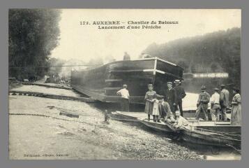 1 vue - 173. Auxerre. Chantiers de bateaux, lancement de péniche (ouvre la visionneuse)