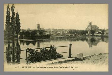1 vue - 112. Auxerre. Vue générale prise du pont du chemin de fer (ouvre la visionneuse)
