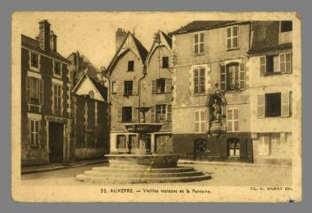 1 vue - 23. Auxerre. Place Saint-Nicolas, vieilles maisons et la Fontaine (ouvre la visionneuse)