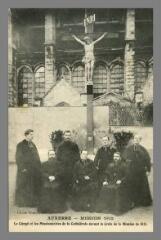 1 vue - Auxerre. Mission 1912, Le Clergé et les Missionnaires de la Cathédrale devant la Croix de la Mission de 1824 (ouvre la visionneuse)