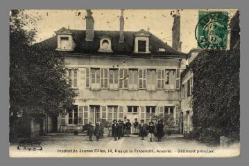 1 vue - Institut de jeunes filles, 14, rue de la Fraternité, Auxerre. Bâtiment principal (ouvre la visionneuse)