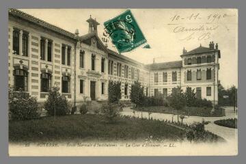 1 vue - 23. Auxerre. École normale d\'Instituteurs. La Cour d\'Honneur (ouvre la visionneuse)