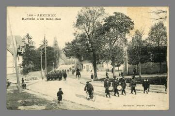 1 vue - 140. Auxerre. Rentrée d\'un bataillon (ouvre la visionneuse)