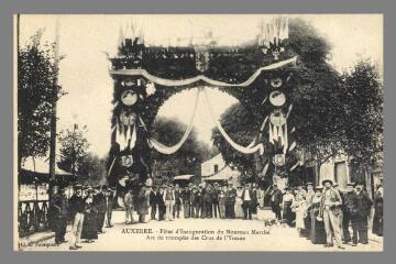 1 vue Auxerre. Fêtes d'Inauguration du Nouveau Marché, Arc de Triomphe des Crus de l'Yonne