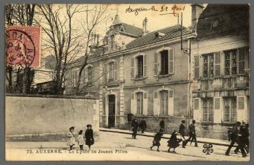 1 vue - 72. Auxerre. Le lycée de Jeunes filles. (ouvre la visionneuse)