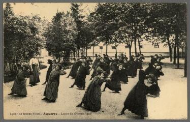 1 vue - Lycée de Jeunes filles. Auxerre. Leçon de gymnastique. (ouvre la visionneuse)