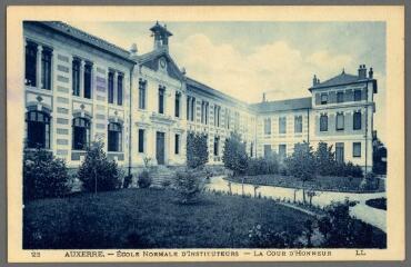 1 vue - 23. Auxerre. École normale d\'instituteurs. La cour d\'honneur. (ouvre la visionneuse)