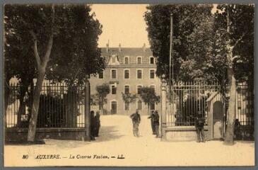 1 vue - 80. Auxerre. La caserne Vauban. (ouvre la visionneuse)