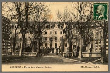 1 vue - Auxerre. Entrée de la caserne Vauban. (ouvre la visionneuse)