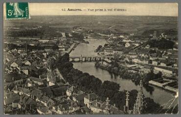 1 vue - 42. Auxerre. Vue prise à vol d\'oiseau. (ouvre la visionneuse)