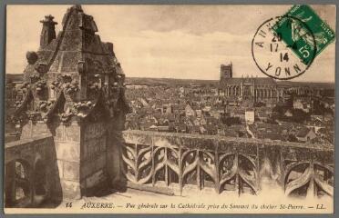 1 vue - 14. Auxerre. Vue générale sur la cathédrale prise du sommet du clocher Saint Pierre. (ouvre la visionneuse)