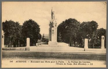 1 vue - 146. Auxerre. Monument aux morts pour la Patrie. Le Partage des lauriers. (Œuvre du sculpteur Max Blondat) (ouvre la visionneuse)