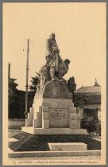 1 vue - 23. Auxerre. Statue de Charles Surugue, ancien maire d\'Auxerre. (ouvre la visionneuse)