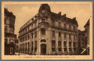 1 vue - 25. Auxerre. L\'hôtel des Postes (Gautier, arch.). (ouvre la visionneuse)