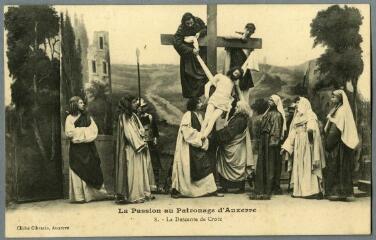 1 vue - La Passion au Patronage d\'Auxerre. 8. Descente de Croix. (ouvre la visionneuse)